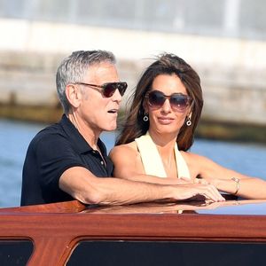 George Clooney portait lui un polo noir et un pantalon beige.

George Clooney et sa femme Amal Clooney arrivent à Venise avant le 82e Festival international du film de Venise - Italie, mardi 26 août 2025.
Backgrid UK/ Bestimage