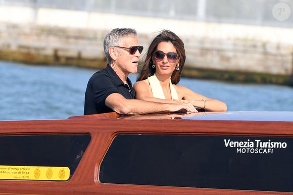 George Clooney portait lui un polo noir et un pantalon beige.

George Clooney et sa femme Amal Clooney arrivent à Venise avant le 82e Festival international du film de Venise - Italie, mardi 26 août 2025.
Backgrid UK/ Bestimage