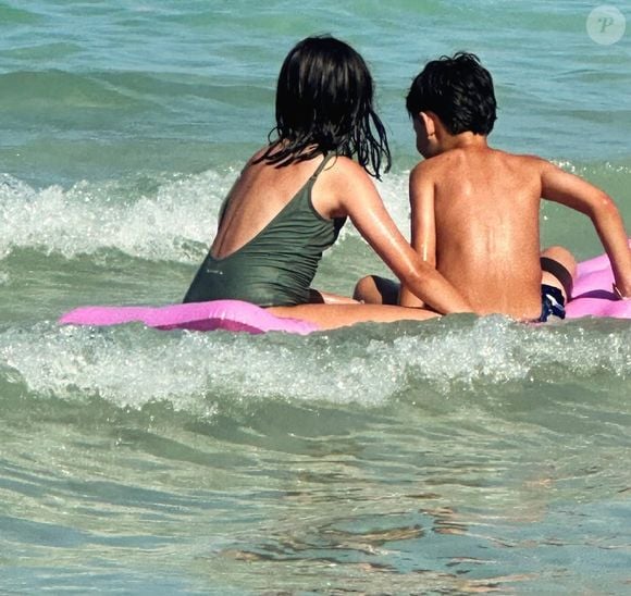L'animatrice a deux enfants, Abbie et Peter.

Faustine Bollaert publie des photos de ses enfants. Instagram