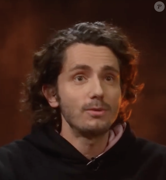 Sauf que comme elle l'a indiqué à Guillaume Pley, ses proches lui conseillaient d'accepter ces sommes et ne pas se poser tant de questions. "Ils me disaient 'Mais arrête de discuter'".

 Legend de Guillaume Pley