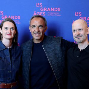 Aurelie Clemente-Ruiz, Nikos Aliagas, Samuel Pavard - Vernissage de l'exposition "Les grands âges", photographies de Nikos Aliagas au musée de l'Homme à Paris le 7 avril 2026. © Dominique Jacovides/Bestimage