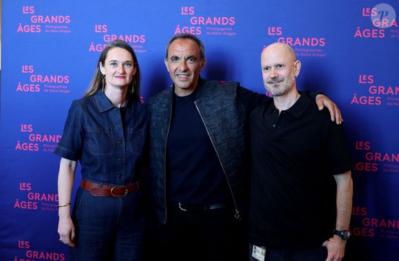 Aurelie Clemente-Ruiz, Nikos Aliagas, Samuel Pavard - Vernissage de l'exposition "Les grands âges", photographies de Nikos Aliagas au musée de l'Homme à Paris le 7 avril 2026. © Dominique Jacovides/Bestimage
