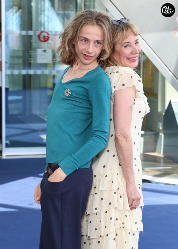 Le fils aîné de Julie Depardieu et Philippe Katerine, particulièrement à l'aise devant les objectifs, avait déjà montré qu'il possédait une vraie présence. 

Julie Depardieu et son fils Billy - Photocall de 'Les derniers jours de Charles Baudelaire' lors de la 65eme édition du Festival TV De Monte Carlo le 14 Juin 2026

 © Denis Guignebourg /Bestimage