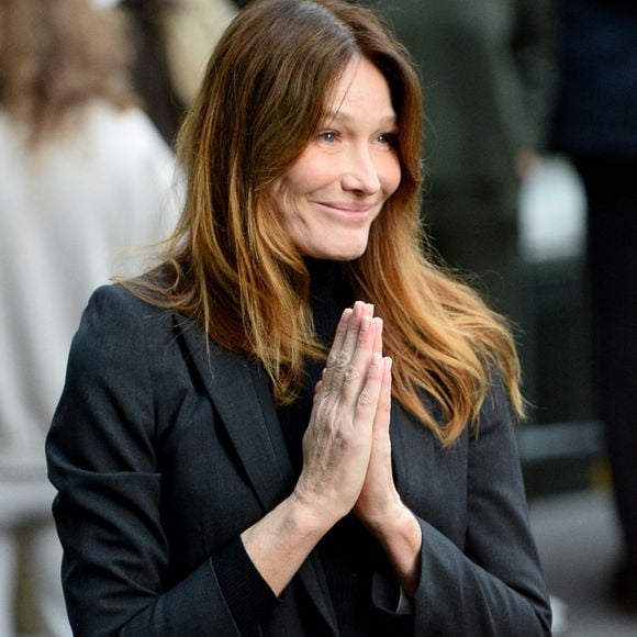 Nicolas Sarkozy, accompagné de sa femme Carla Bruni, sort de son domicile pour être incarcéré à la prison de La Santé à Paris le 21 octobre 2025.
©  Bestimage