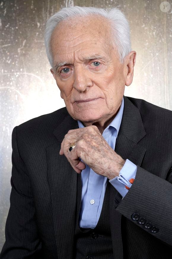 L'un des fils de Vincent Bolloré représente son père à la cérémonie pour  Philippe Labro, avec son épouse également issue d'une famille fortunée : Le  diaporama - Purepeople