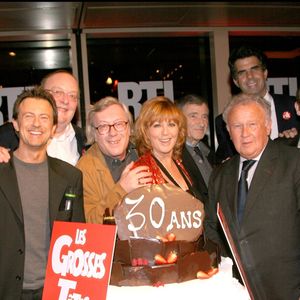 et d'autres qui ont découvert la version avec Laurent Ruquier. Comme le veut le principe de l'émission, l'animateur est entouré de sa bande afin de faire rire les amateurs du 

Exclusif - Eric Laugerias, Vincent Perrot, Bernard Mabile, Jean-Jacques Peroni, Mylène Demongeot, Philippe Bouvard - 30 ans des Grosses Têtes à la Tour Eiffel
COADIC GUIREC / BESTIMAGE