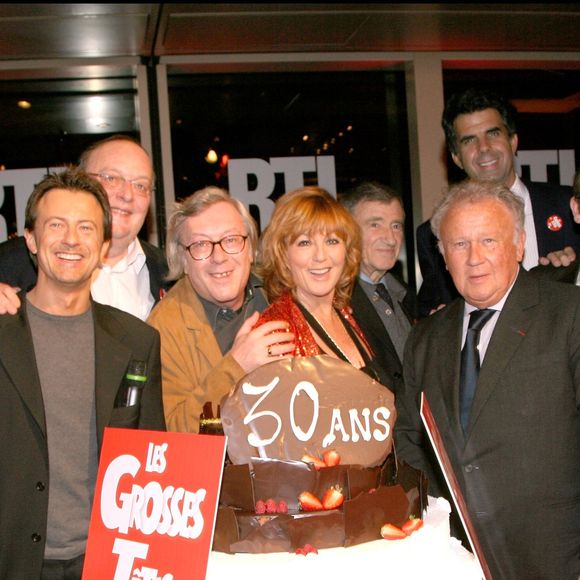 et d'autres qui ont découvert la version avec Laurent Ruquier. Comme le veut le principe de l'émission, l'animateur est entouré de sa bande afin de faire rire les amateurs du 

Exclusif - Eric Laugerias, Vincent Perrot, Bernard Mabile, Jean-Jacques Peroni, Mylène Demongeot, Philippe Bouvard - 30 ans des Grosses Têtes à la Tour Eiffel
COADIC GUIREC / BESTIMAGE