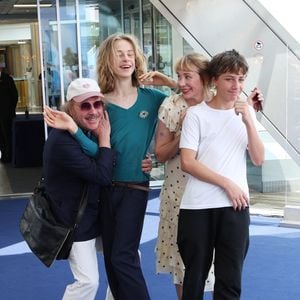 Philippe Katerine, Julie Depardieu et leurs enfants Billy et Alfred  - Séance photo du film « Les derniers jours de Charles Baudelaire » lors de la 65e édition du Festival de télévision de Monte-Carlo, le 14 juin 2026

 © Denis Guignebourg /Bestimage
