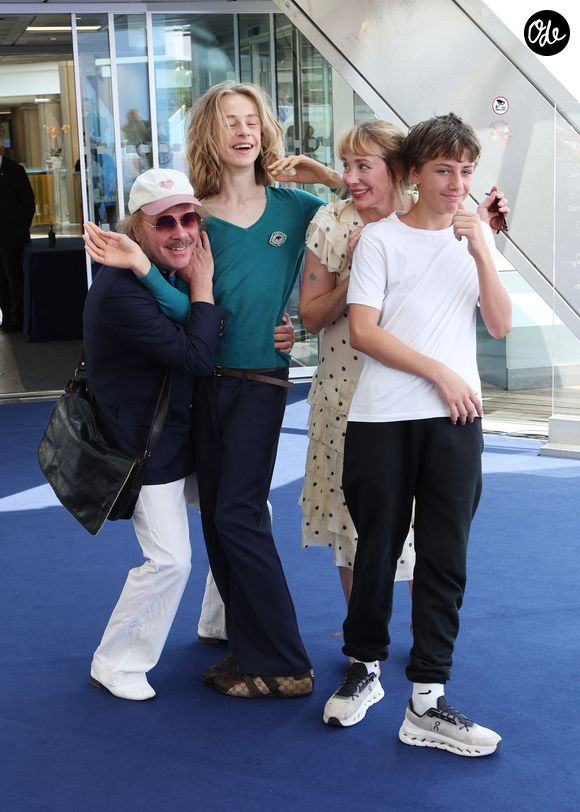 Philippe Katerine, Julie Depardieu et leurs enfants Billy et Alfred  - Séance photo du film « Les derniers jours de Charles Baudelaire » lors de la 65e édition du Festival de télévision de Monte-Carlo, le 14 juin 2026

 © Denis Guignebourg /Bestimage