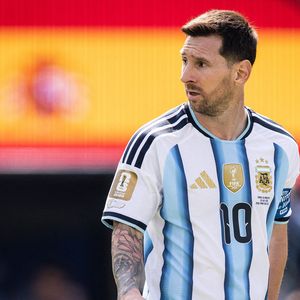 L'Argentin Lionel Messi observe le déroulement de la finale de la Coupe du monde masculine de la FIFA 2026 opposant l'Espagne à l'Argentine au New York New Jersey Stadium, dans le New Jersey, le 19 juillet 2026 (Crédit photo : © Ricardo Nogueira/Sport Press Photo via Zuma Press/ABACAPRESS.COM