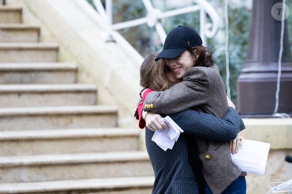 Lou Doillon et Charlotte Gaisnbourg - Inauguration de la passerelle Jane Birkin devant les 41-43 quai de Valmy à Paris le 13 décembre 2025. © Cyril Moreau / Bestimage