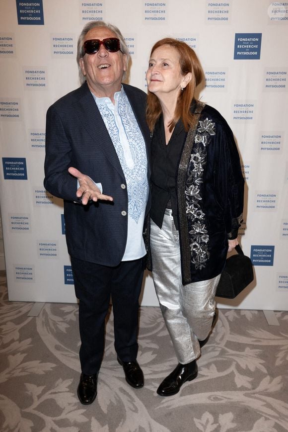 “J’ai encore été très choqué par la mort d’un homme malvoyant fin décembre à la station Denfert-Rochereau. Il faut trouver une solution pour les stations qui ne sont pas équipées de portes palières", a poursuivi celui qui dit avoir eu de la chance de ne pas mourir électrocuté à 16 ans en tombant sur une voie de métro.

Gilbert Montagne et son épouse Nikole Montagne assistent au Gala des Stethos d'orh2025 à l'Hôtel Georges V, le 24 mars 2025 à Paris, France. Photo par David NIVIERE/ABACAPRESS.COM