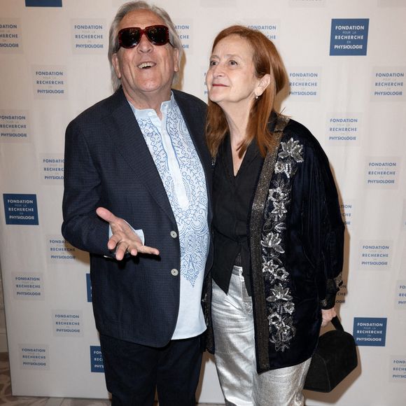 “J’ai encore été très choqué par la mort d’un homme malvoyant fin décembre à la station Denfert-Rochereau. Il faut trouver une solution pour les stations qui ne sont pas équipées de portes palières", a poursuivi celui qui dit avoir eu de la chance de ne pas mourir électrocuté à 16 ans en tombant sur une voie de métro.

Gilbert Montagne et son épouse Nikole Montagne assistent au Gala des Stethos d'orh2025 à l'Hôtel Georges V, le 24 mars 2025 à Paris, France. Photo par David NIVIERE/ABACAPRESS.COM