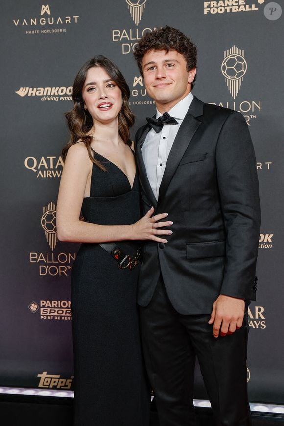 João Neves et sa compagne Madalena Aragão au photocall de la 69ème cérémonie du Ballon D'Or 2025 au théâtre du Châtelet à Paris, France, le 22 septembre 2025. © Cyril Moreau/Bestimage