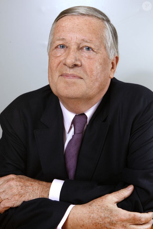 Portrait d'Alain Duhamel. Photo par CEDRIC PERRIN / BESTIMAGE