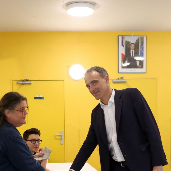 "Raphaël travaille énormément, il reçoit beaucoup d'appels du Parlement européen et il prépare les rencontres de son mouvement Place publique en octobre. Il va faire une tournée en France à la découverte des métiers pour prendre le pouls des Français en marge de la future présidentielle", détaille une source autour du calendrier de l'homme politique.

Raphael Glucksmann, député européen et co-président du mouvement Place Publique vote lors du premier tour des élections législatives, le 30 juin 2024. Paris, France, le 30 juin 2024. © Stéphane Lemouton / Bestimage