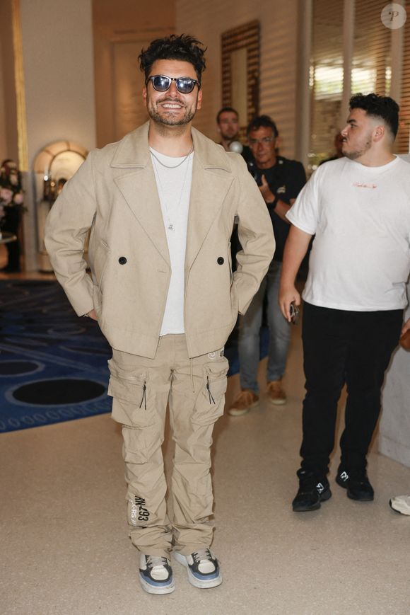 Kev Adams se rend à l'Hôtel Martinez pour assister à une projection avant le 78ème Festival de Cannes le 15 mai 2025 à Cannes, France. Photo by Marco Piovanotto/ABACAPRESS.COM