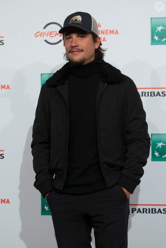 L’ex-femme du célèbre rappeur refuse régulièrement de lui remettre leur petit garçon de trois ans, 

Nekfeu (habillé par Stella McCartney)  lors du photocall du film "Tout nous sépare" lors du 12ème festival du film de Rome le 27 octobre 2017.