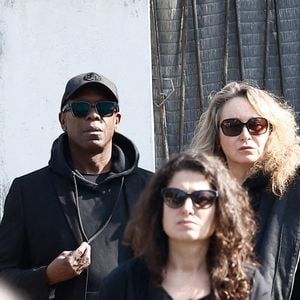 Julie Ferrier - Arrivées aux obsèques de Bruno Salomone en l'église Sainte-Anne de Polangis de Joinville-le-Pont (Val-de-Marne) le 23 mars 2026. © Cyril Moreau Dominique Jacovides / Bestimage