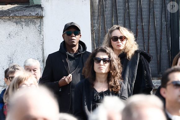 Julie Ferrier - Arrivées aux obsèques de Bruno Salomone en l'église Sainte-Anne de Polangis de Joinville-le-Pont (Val-de-Marne) le 23 mars 2026. © Cyril Moreau Dominique Jacovides / Bestimage