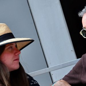 Élie Semoun et Aude dans les tribunes de Roland Garros le 01 juin 2025 à Paris, France. Photo par ABACAPRESS.COM