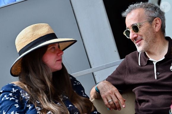 Élie Semoun et Aude dans les tribunes de Roland Garros le 01 juin 2025 à Paris, France. Photo par ABACAPRESS.COM