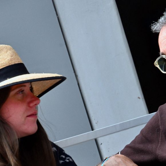 Élie Semoun et Aude dans les tribunes de Roland Garros le 01 juin 2025 à Paris, France. Photo par ABACAPRESS.COM