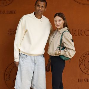 tout aussi détendue auprès de son mari, avec un legging noir et des sandales assorties, le tout complété par une somptueuse veste Lacoste beige et un joli sac vert.

Stromae et sa femme Coralie Barbier lors des Internationaux de France de Tennis de Roland Garros 2026, à Paris, France, le 7 juin 2026. © Jacovides-Moreau/Bestimage