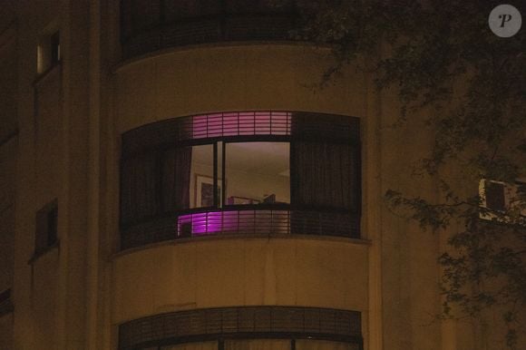 Exclusif - L'appartement parisien du chanteur Christophe (Daniel Bevilacqua)  est occupé : Les différentes pièces visibles de la rue sont éclairées le 17 avril 2020.


© Jack Tribeca / Bestimage