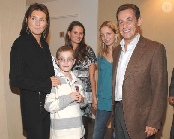 Le ministre français de l'Intérieur Nicolas Sarkozy, son épouse Cecilia, leur fils Louis, la fille de Cecilia, Jeanne-Marie, arrivent à la soirée d'ouverture de la superproduction de Robert Hossein 'Ben-Hur' au Stade de France à Saint-Denis, près de Paris, France, le 22 septembre 2006.  Photo by Nicolas Khayat/Cameleon/ABACAPRESS.COM