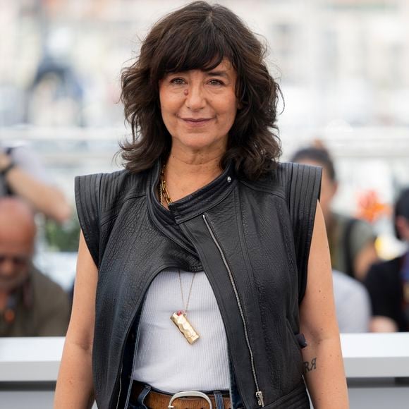 "Bonne fête des mémères !", a écrit Romane Bohringer, en référence à l'une des remarques sexistes proférées par des internautes. La comédienne a toutefois reçu le soutien de nombreuses célébrités : Sandrine Kiberlain, Emily Loizeau, Flavie Flament...

Romane Bohringer au photocall de "Dites-lui que je l'aime" (Séance spéciale) lors du 78ème Festival International du Film de Cannes, le 19 mai 2025. © Moreau / Jacovides / Bestimage