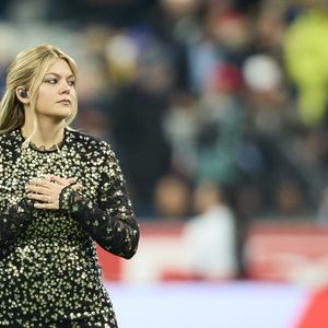La chanteuse Louane (Louane Emera), représentante de la France au concours de l'Eurovision, interpréte pour la première fois son titre Maman, en hommage à sa mère décédée lorsqu'elle avait 17 ans, devant les 80 000 spectateurs, suspendue sur une plateforme, plusieurs mètres au-dessus de la pelouse et des musiciens, du Stade de France à la mi-temps du match du Tournoi des Six Nations opposant la France à l'Écosse, à Saint-Denis, Seine Saint-Denis, France, le 15 mars 2025. © Cyril Moreau/Bestimage