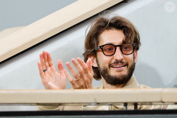 Pierre Niney en tribunes lors des Internationaux de France de Tennis de Roland Garros 2025, à Paris, France, le 6 juin 2025. © Jacovides-Moreau/Bestimage
