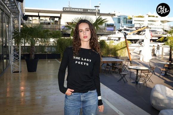 Tess Barthélemy sur le plateau de France TV ICI PACA lors du 79ème Festival International du Film de Cannes le 17 mai 2026. © Jack Tribeca / Bestimage