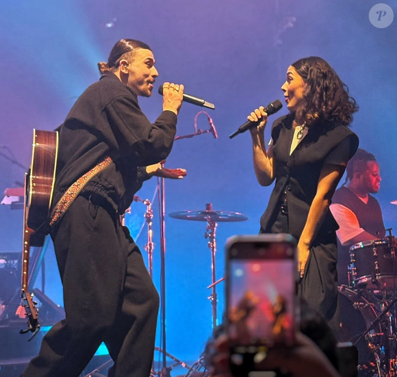 "Pour des raisons indépendantes de ma volonté, je ne serai plus sur la tournée de Pierre Garnier", a-t-elle écrit de manière bien mystérieuse et sans apporter davantage d'explications.

Pierre Garnier et sa choriste Alexiane Broque pendant la tournée du chanteur. Instagram