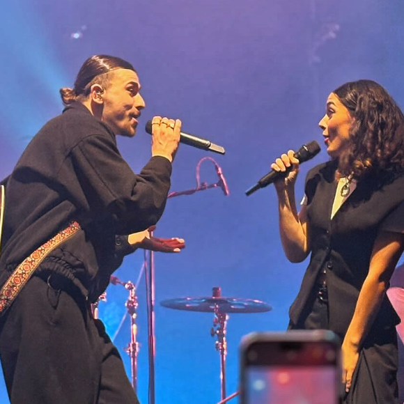 "Pour des raisons indépendantes de ma volonté, je ne serai plus sur la tournée de Pierre Garnier", a-t-elle écrit de manière bien mystérieuse et sans apporter davantage d'explications.

Pierre Garnier et sa choriste Alexiane Broque pendant la tournée du chanteur. Instagram