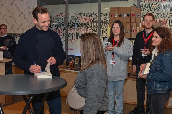 Joël Dicker présente son nouveau livre "Un animal sauvage" à la librairie Filigranes à Bruxelles, le 11 mars 2024.