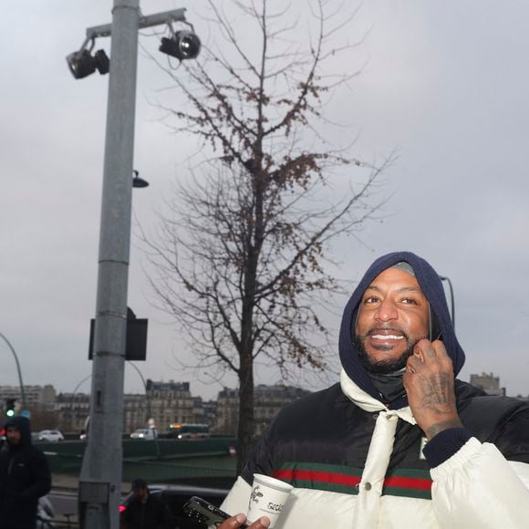 Il a déjà eu plusieurs altercations avec d’autres rappeurs et personnalités publiques.

Booba dans un rassemblement, à Paris, France, 1er décembre 2023. 

© Jack Tribeca/bestimage