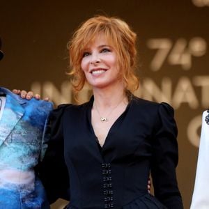 Mylène Farmer à la montée des marches du film « OSS 117 : Alerte rouge en Afrique Noire » lors du 74ème Festival International du Film de Cannes. Le 17 juillet 2021. © Borde-Jacovides-Moreau / Bestimage