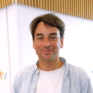 Julian Bugier a profité d’une escapade en Normandie pour échapper à la canicule.
Julian Bugier lors du déjeuner dans la loge de France TV lors de la finale féminine des Internationaux de France de tennis de Roland-Garros 2024. © Bertrand Rindoff / Bestimage