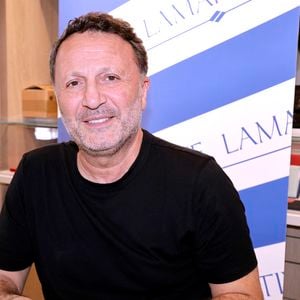 Exclusif - Arthur (Jacques Essebag) en séance de dédicaces pour la sortie de son nouveau livre "Même la nuit ne veut pas de moi (Ed. Grasset)" à la librairie Lamartine à Paris, le 27 mai 2026.
© Cédric Perrin / Bestimage