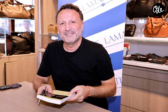 Exclusif - Arthur (Jacques Essebag) en séance de dédicaces pour la sortie de son nouveau livre "Même la nuit ne veut pas de moi (Ed. Grasset)" à la librairie Lamartine à Paris, le 27 mai 2026.
© Cédric Perrin / Bestimage