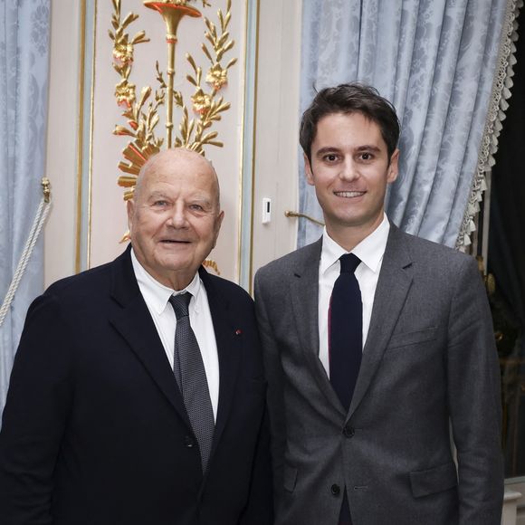 Marc Ladreit de Lacharrière recevait Gabriel Attal pour le premier dîner du Cercle de la Revue des Deux Mondes de l'année.

Marc Ladreit de Lacharrière, Gabriel Attal - Dîner de La Revue des Deux Mondes au Cercle de l’Union Interalliée dont l’invité d’honneur était Gabriel Attal à Paris - Marc Ladreit de Lacharrière recevait Gabriel Attal pour le premier dîner du Cercle de la Revue des Deux Mondes de l'année 
 
Les salons du Cercle Interallié ont fait salle comble ce lundi, réunissant de nombreuses personnalités du monde des affaires, de la culture ou encore de la diplomatie, venues écouter l'ancien Premier ministre.
 
Etaient notamment présents à cette soirée prestigieuse, le Chancelier de l’Institut de France Xavier Darcos, l’ancien préfet Pierre de Bousquet de Florian et les principaux ambassadeurs d’Europe, dont l’ambassadrice de Grande-Bretagne Menna Rawlings.
 
Le cinéma était notamment très bien représenté par les réalisateurs Jean-Jacques Annaud, Yamina Benguigui et Vincent Duquesne. Du côté des affaires, on a pu y voir Laurent Dassault, Philippe Benacin, Augustin de Romanet et Philippe Palazzi.
 
Quant au monde de la culture, celui-ci comptait de nombreux représentants de qualité, avec Christophe Leribault, Emmanuel Kasarhérou, Adrien Goetz, Eléonore de Lacharrière, Pierre Sellal, Frédéric Jousset, Francine Mariani-Ducray ou encore Nathalie Obadia.
 
Une soirée exceptionnelle pour une rentrée réussie et riche de débats ! © Jack tribeca/Bestimage