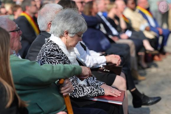 Mais aussi de ses parents.

Brigitte Dequenne et Daniel Dequenne, les parents d'E.Dequenne avec le livre de condoléances qui leur a été remis ce jour-là - 300 personnes réunies pour rendre hommage à Emilie Dequenne dans sa ville de Chièvres (Belgique), le 9 avril 2025, quelques semaines après son décès prématuré, survenu le 16 mars 2025. © Photonews / Bestimage
