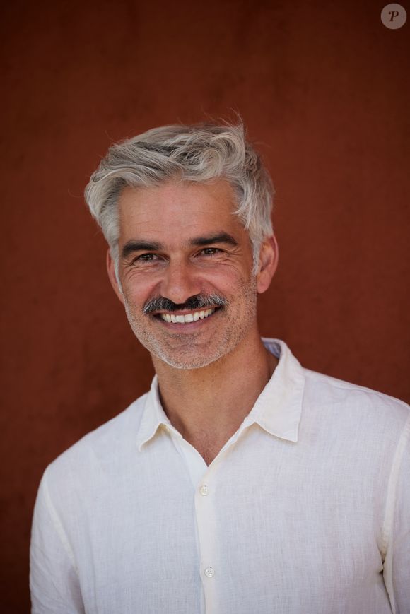 L'acteur se rend souvent en Normandie avec sa femme et leur fille Colette (4 ans) lorsqu'il est libre de toute obligation professionnelle à Paris

François Vincentelli au village lors des Internationaux de France de Tennis de Roland Garros 2023. Paris, le 31 mai 2023. © Jacovides / Moreau / Bestimage