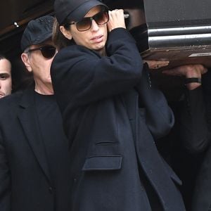 Maïwenn a perdu son mari, Jean-Yves Le Fur

Maïwenn porte le cercueil sous les applaudissements - Sortie des obsèques de Jean-Yves Le Fur en l'église Saint-Roch à Paris, le 6 avril 2024.