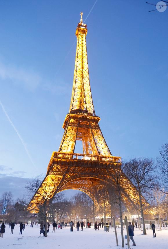 Une pièce historique qui a été ôtée du monument il y a plus de 40 ans.

La tour Eiffel et le Champ-de-Mars sont sous la neige à Paris le 7 janvier 2026.

© Christophe Aubert / Bestimage