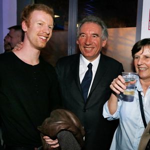 Président du Parti du Centre (MoDem) et candidat à la mairie de Pau, François Bayrou célèbre avec sa femme Elisabeth et leur fils André après avoir remporté le vote à l'issue du second tour des élections municipales françaises, à Pau, dans le sud-ouest de la France, le 30 mars 2014. Photo by Patrick Bernard/ABACAPRESS.COM