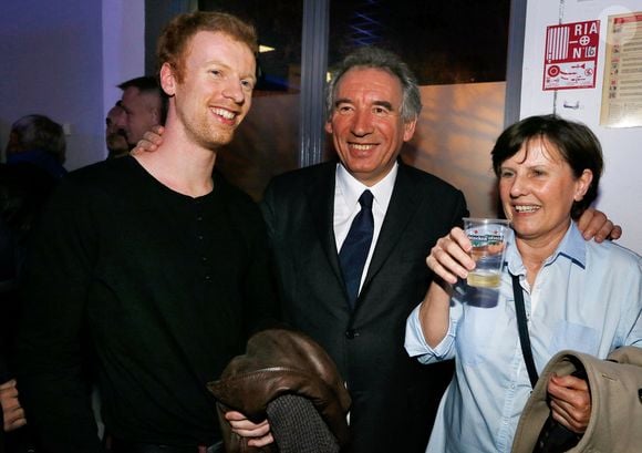 Président du Parti du Centre (MoDem) et candidat à la mairie de Pau, François Bayrou célèbre avec sa femme Elisabeth et leur fils André après avoir remporté le vote à l'issue du second tour des élections municipales françaises, à Pau, dans le sud-ouest de la France, le 30 mars 2014. Photo by Patrick Bernard/ABACAPRESS.COM