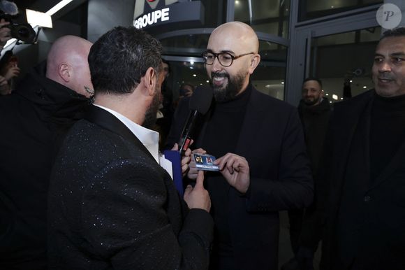 Exclusif - Cyril Hanouna se fait remettre son bagde de collaborateur du Groupe M6 par un des responsables de la sécurité - Les chroniqueurs et les invités quittent la dernière émission "Touche pas à mon poste" (TPMP) en bus pour se rendre devant le siège du groupe M6 à Neuilly-sur-Seine le 27 février 2025. © Jack Tribeca/Bestimage